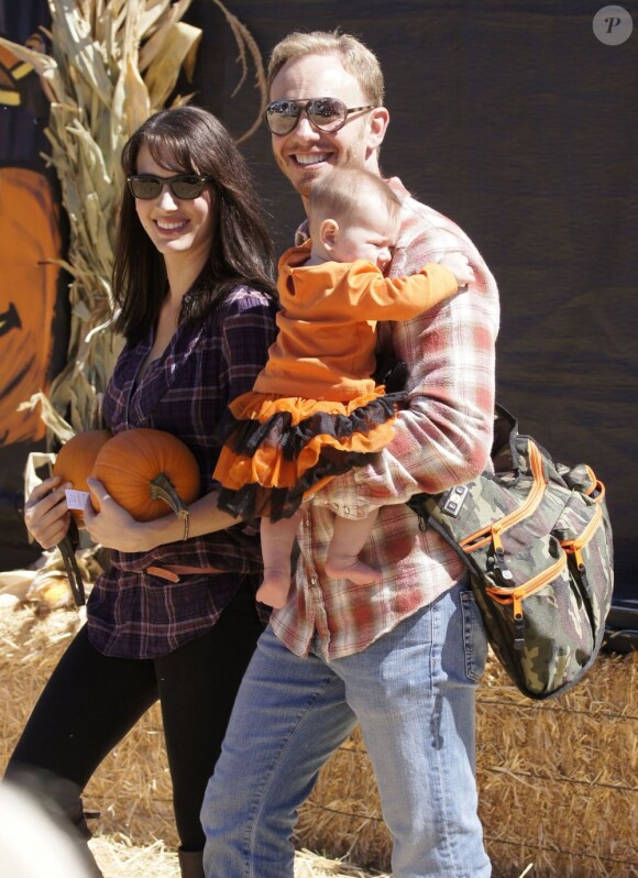 Ian Ziering se rend au Pumpkin Patch de Los Angeles avec sa femme Erin et leur fille Mia, le 8 octobre 2011.