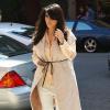 Kim Kardashian enceinte se rend à un rendez-vous à Los Angeles, le 12 mars 2013. Plus tôt dans la journée, la jeune femme était habillée en jupe mais elle a rencontré un problème avec.