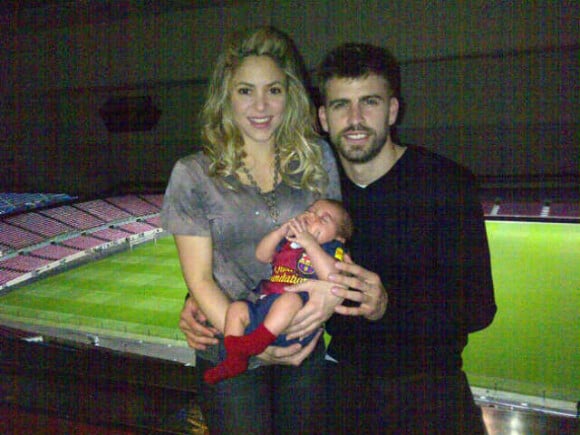 Shakira, Gerard Piqué et leur petit Milan le 12 mars 2013 à Barcelone après la victoire du FC Barcelone sur le Milan AC (4-0) en huitième de finale de la ligue des champions