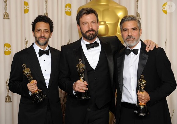 (left to right) Grant Heslov, Ben Affleck and George Clooney with the Oscar for Best Picture for Argo at the 85th Academy Awards at the Dolby Theatre, Los Angeles, CA, USA, February 24, 2013. Photo by Doug Peters/PA Photos/ABACAPRESS.COM25/02/2013 - Los Angeles