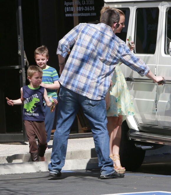 Britney Spears avec ses fils Sean et Jayden dans les rues de Thousand Oaks, le 13 mars 2013.