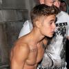 Le jeune Justin Bieber montre ses abdos à la sortie d'un concert à Londres, le 28 février 2013.
