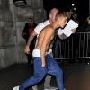 Justin Bieber montre ses abdos à la sortie d'un concert à Londres, le 28 février 2013.