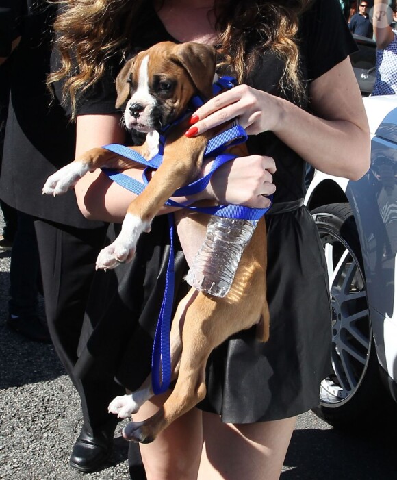 Khloe Kardashian amincie et en pleine séance shopping à West Hollywood, le 13 mars 2013.