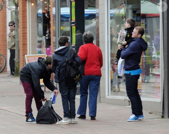 Wayne Rooney et son fils Kai dans les rues de Manchester le 14 mars 2013