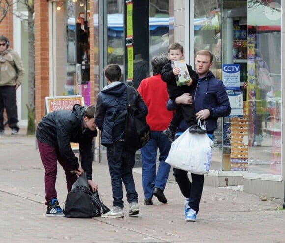 Wayne Rooney, son fils Kai et son oeuf de Pâques dans les rues de Manchester le 14 mars 2013