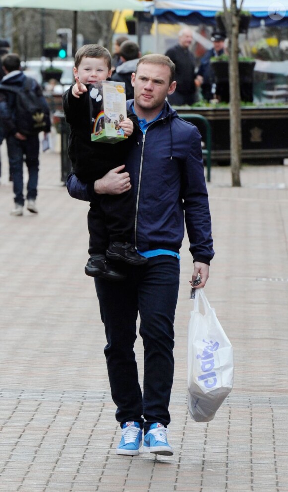 Wayne Rooney et son fils Kai, heureux petit garçon, dans les rues de Manchester le 14 mars 2013