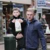 Wayne Rooney heureux avec son petit garçon Kai dans les rues de Manchester le 14 mars 2013
