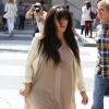 Kim Kardashian enceinte et dans un look improbable dans les rues de Beverly Hills le 15 mars 2013.