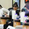 Kim Kardashian dans un salon de beauté à Los Angeles le 15 mars 2013