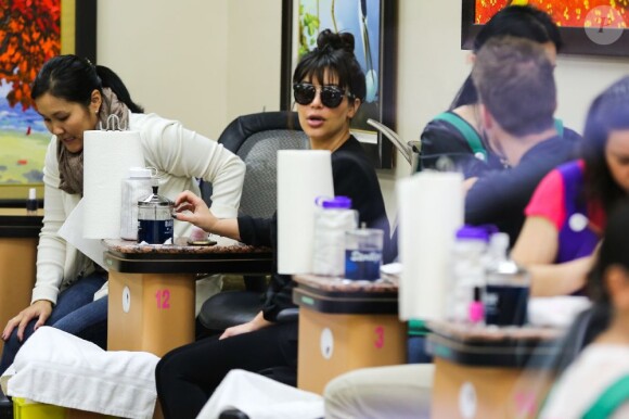 Kim Kardashian dans un salon de beauté à Los Angeles le 15 mars 2013