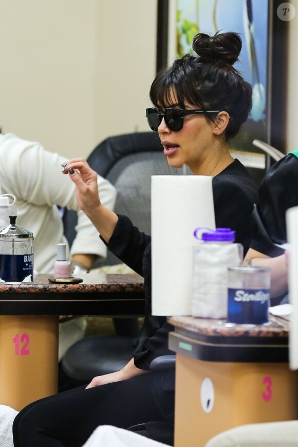 La star de télé Kim Kardashian dans un salon de beauté à Los Angeles le 15 mars 2013