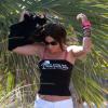 Claudia Romani a beaucoup trop chaud sous le soleil de Miami le 15 mars 2013