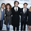 Alexandre Castagnetti, le réalisateur entouré de Jonathan Cohen, Clémentine Célarié, Nicolas Bedos et Ludivine Sagnier lors de la première du film Amour & Turbulences au Publicis, Paris, le 18 mars 2013.