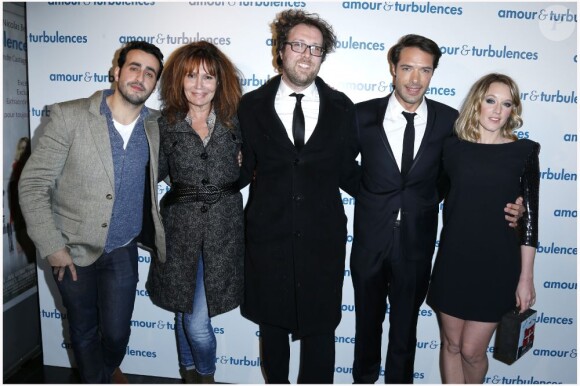 Alexandre Castagnetti, le réalisateur entouré de Jonathan Cohen, Clémentine Célarié, Nicolas Bedos et Ludivine Sagnier lors de la première du film Amour & Turbulences au Publicis, Paris, le 18 mars 2013.