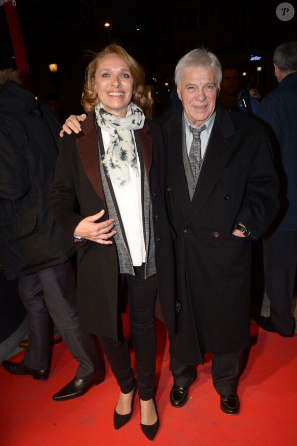 Guy Bedos et sa compagne arrive au Publicis pour la première du film Amour & Turbulences, le 17 mars 2013.