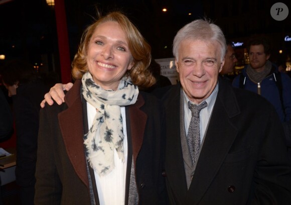 Exclusif - Guy Bedos joliment accompagné de sa femme pour soutenir son fils Nicolas à la première du film Amour & Turbulences, le 17 mars 2013.