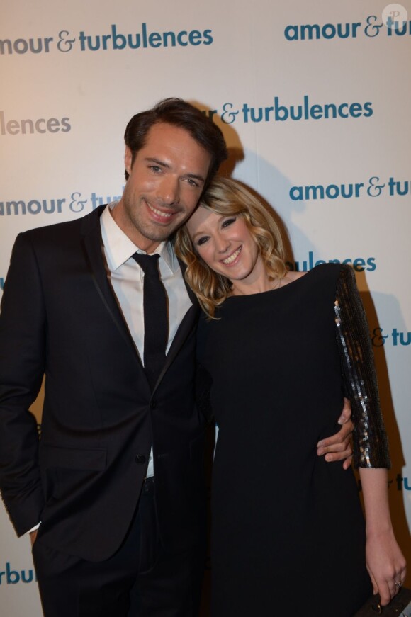 Exclusif - Ludivine Sagnier et Nicolas Bedos tendres et proches lors de la première d'Amour & Turbulences au Publicis, le 17 mars 2013.