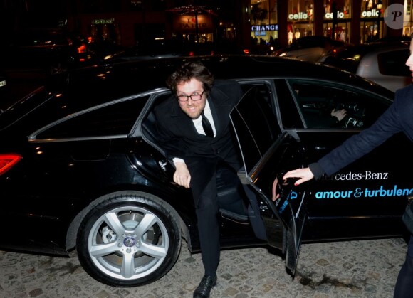 Exclusif - Le réalisateur Alexandre Castagnetti arrive au Public pour la première de son film Amour & Turbulences, le 17 mars 2013.