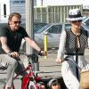 Johnny Hallyday, sa femme Laeticia, leurs filles Jade et Joy, en balade à vélo, à Santa Monica, le 16 février 2013.