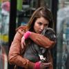Noomi Rapace, partenaire à l'écran de Tom Hardy, avec le petit pitbull star du film Animal Rescue, en tournage actuellement à Brooklyn, New York, le 18 mars 2013.