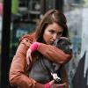 Noomi Rapace caline son pitbull sur le tournage du film Animal Rescue à Brooklyn, New York, le 18 mars 2013.