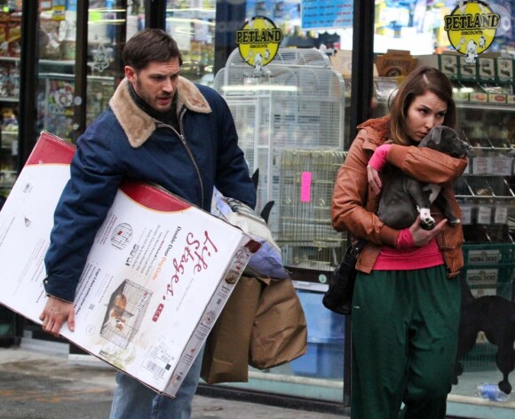 Tom Hardy et Noomi Rapace sortent d'une animalerie sur le tournage du film Animal Rescue à Brooklyn, New York, le 18 mars 2013.