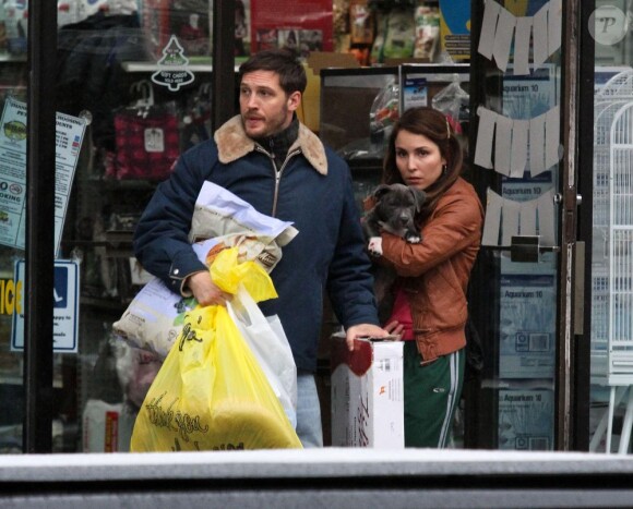 Tom Hardy et Noomi Rapace adoptent un petit pitbull pour le tournage du film Animal Rescue à Brooklyn, New York, le 18 mars 2013.
