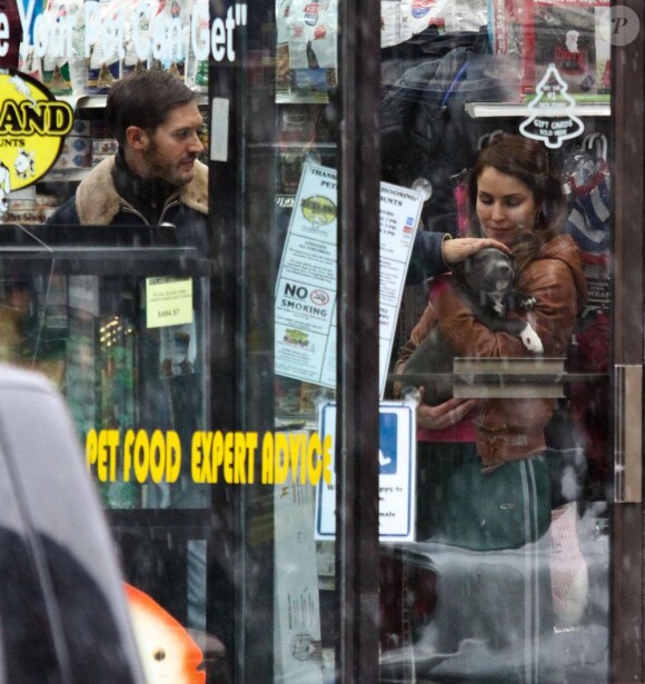 Tom Hardy et Noomi Rapace dans une animalerie pour le tournage du film Animal Rescue à Brooklyn, New York, le 18 mars 2013.