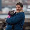 Tom Hardy porte un pitbull chiot, son nouveau compagnon pour les besoins du film Animal Rescue à Brooklyn, New York, le 11 mars 2013.