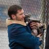 Tom Hardy s'éprend d'un petit pitbull sur le tournage du film Animal Rescue à Brooklyn, New York, le 18 mars 2013.