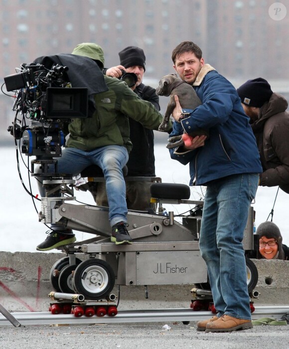 Tom Hardy et son chiot sur le tournage du film Animal Rescue à Brooklyn, New York, le 18 mars 2013.