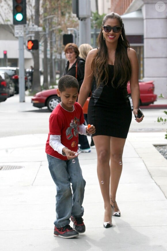 La La Vasquez Anthony et sa nouvelle silhouette accompagne son fils Kiyan à Beverly Hills le 18 mars 2013