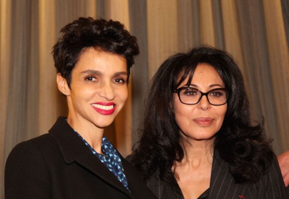 Farida Khelfa et Yamina Benguigui, ministre déléguée à la Francophonie, lors de la remise de l'insigne de chevalier des Arts et des Lettres à Biyouna, actrice et chanteuse algérienne. Le 26 février à Paris.