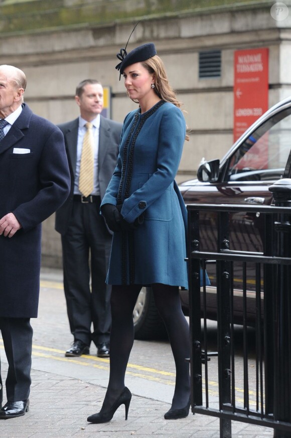 Kate Middleton en visite à la station de métro de Baker Street avec la reine Elizabeth II et le duc d'Edimbourg, le 20 mars 2013.