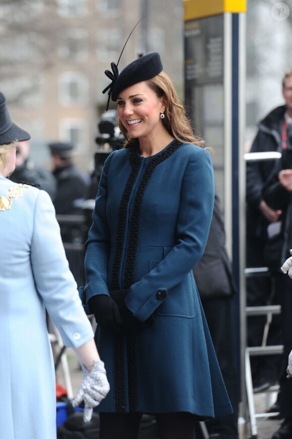 Kate Middleton, enceinte et très chic en manteau Malene Birger, se joignait à la reine Elizabeth II et au duc d'Edimbourg le 20 mars 2013 pour une visite à la station de métro de Baker Street dans le cadre du 150e anniversaire du 'Tube' de Londres.