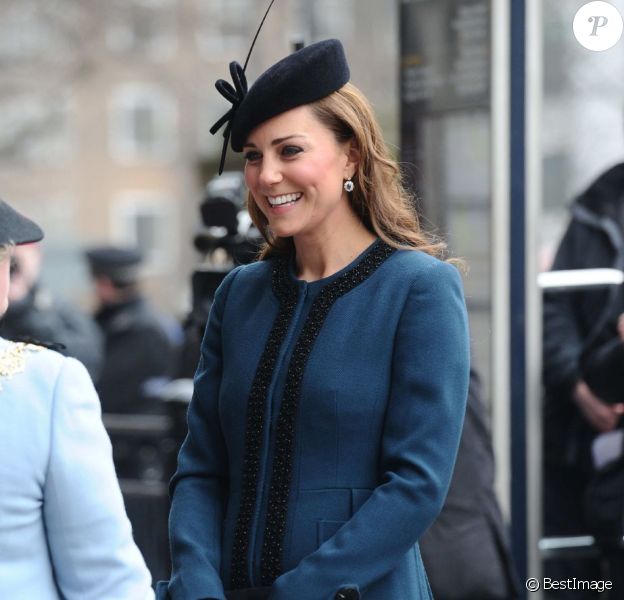 Kate Middleton, enceinte et très chic en manteau Malene Birger, se joignait à la reine Elizabeth II et au duc d'Edimbourg le 20 mars 2013 pour une visite à la station de métro de Baker Street dans le cadre du 150e anniversaire du 'Tube' de Londres.
