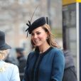  Kate Middleton, enceinte de près de 6 mois, se joignait à la reine Elizabeth II et au duc d'Edimbourg le 20 mars 2013 pour une visite à la station de métro de Baker Street dans le cadre du 150e anniversaire du 'Tube' de Londres. 