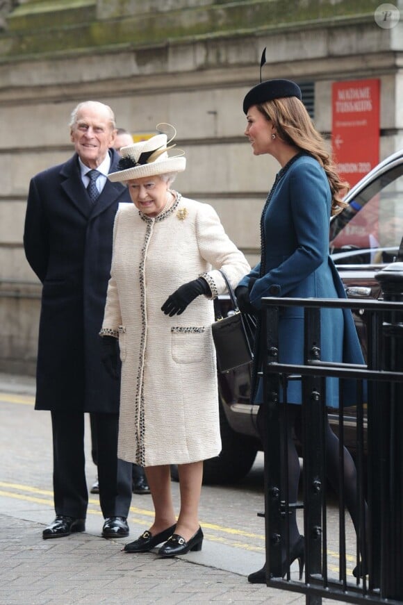 Sa Majesté la reine Elizabeth II et le duc d'Edimbourg, en compagnie de la duchesse Catherine de Cambridge, enceinte, visitaient le 20 mars 2013 la station de métro de Baker Street dans le cadre du 150e anniversaire du 'Tube' de Londres.