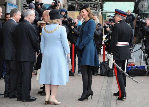Elizabeth II et le duc d'Edimbourg, en compagnie de la duchesse Catherine de Cambridge, enceinte, visitaient le 20 mars 2013 la station de métro de Baker Street dans le cadre du 150e anniversaire du 'Tube' de Londres.