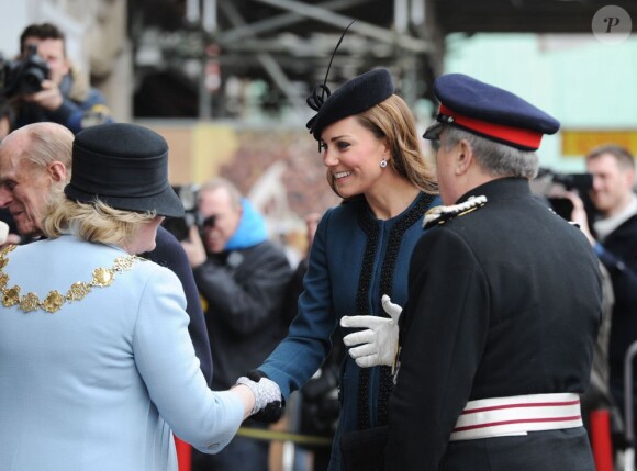 Kate Middleton, enceinte de près de 6 mois, se joignait à la reine Elizabeth II et au duc d'Edimbourg le 20 mars 2013 pour une visite à la station de métro de Baker Street dans le cadre du 150e anniversaire du 'Tube' de Londres.