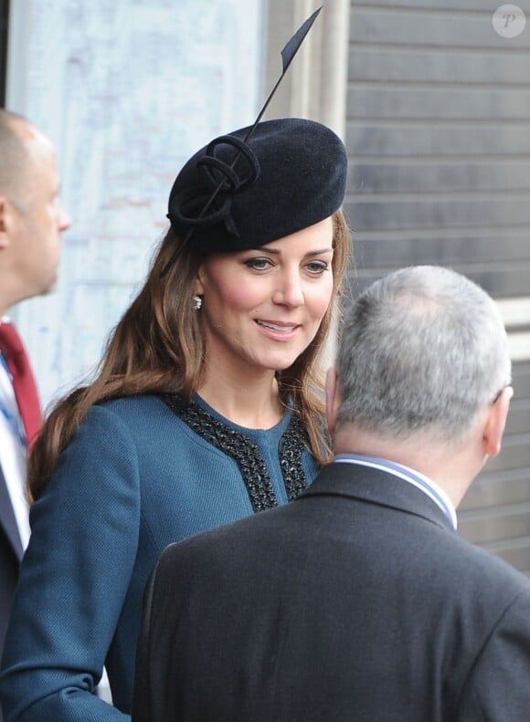 La duchesse de Cambridge, enceinte de près de 6 mois, se joignait à la reine Elizabeth II et au duc d'Edimbourg le 20 mars 2013 pour une visite à la station de métro de Baker Street dans le cadre du 150e anniversaire du 'Tube' de Londres.