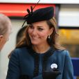  Kate Middleton, duchesse de Cambridge, avec son badge 'bébé à bord', en visite à la station de métro de Baker Street avec la reine Elizabeth II et le duc d'Edimbourg, le 20 mars 2013, pour les 150 ans du Tube de Londres. 