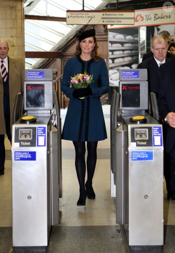Kate Middleton, duchesse de Cambridge, en visite à la station de métro de Baker Street avec la reine Elizabeth II et le duc d'Edimbourg, le 20 mars 2013, pour les 150 ans du Tube de Londres.