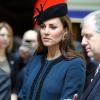 Kate Middleton, duchesse de Cambridge, en visite à la station de métro de Baker Street avec la reine Elizabeth II et le duc d'Edimbourg, le 20 mars 2013, pour les 150 ans du Tube de Londres.