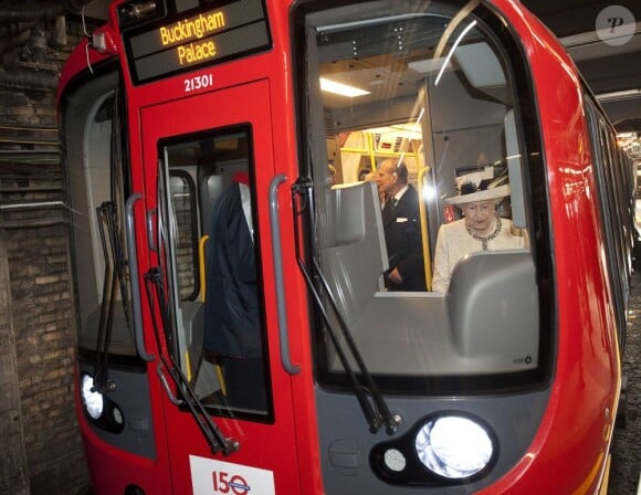 La reine Elizabeth II, avec son mari le duc d'Edimbourg et la duchesse de Cambridge, visitait Baker Street Station le 20 mars 2013 dans le cadre du 150e anniversaire du métro de Londres.