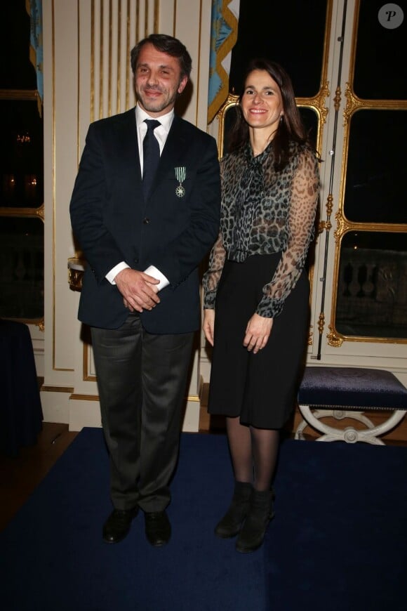 Faycal Karoui a reçu les insignes de Chevalier de l'ordre des Arts et des Lettres national des mains d'Aurélie Filippetti, au ministère de la Culture à Paris, le 20 mars 2013.