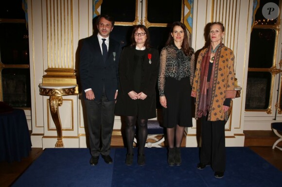 Faycal Karoui, Chantal Lamarre et Carolyn Carlson décorés par Aurélie Filippetti au ministère de la Culture, à Paris le 20 mars 2013.