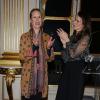 Carolyn Carlson a reçu les insignes de Commandeur de l'ordre des Arts et des Lettres des mains d'Aurélie Filippetti, au ministère de la Culture à Paris, le 20 mars 2013.