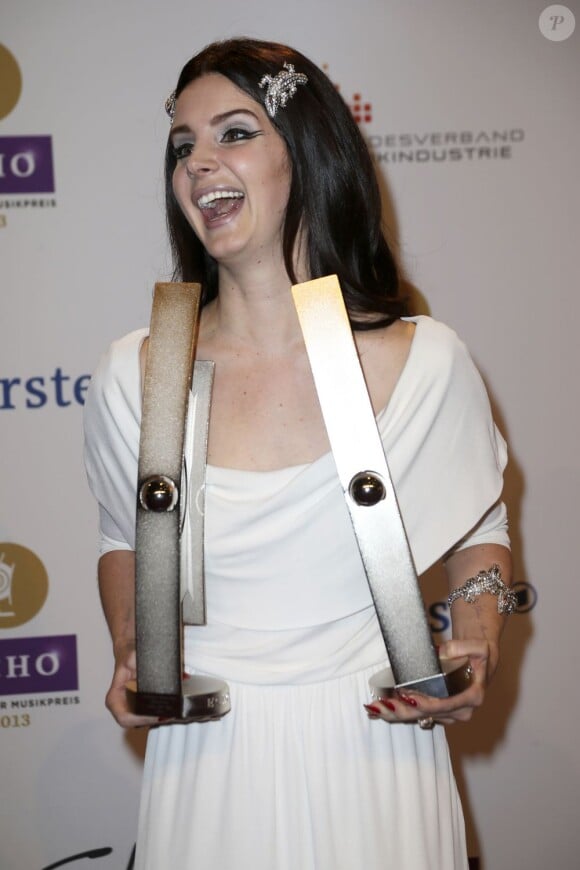 Lana Del Rey et ses deux trophées lors des Echo Music Awards, à Berlin, le 21 mars 2013.